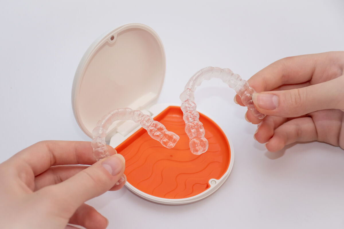 Garder ses Dents Droites après Invisalign : Le Guide de la Contention