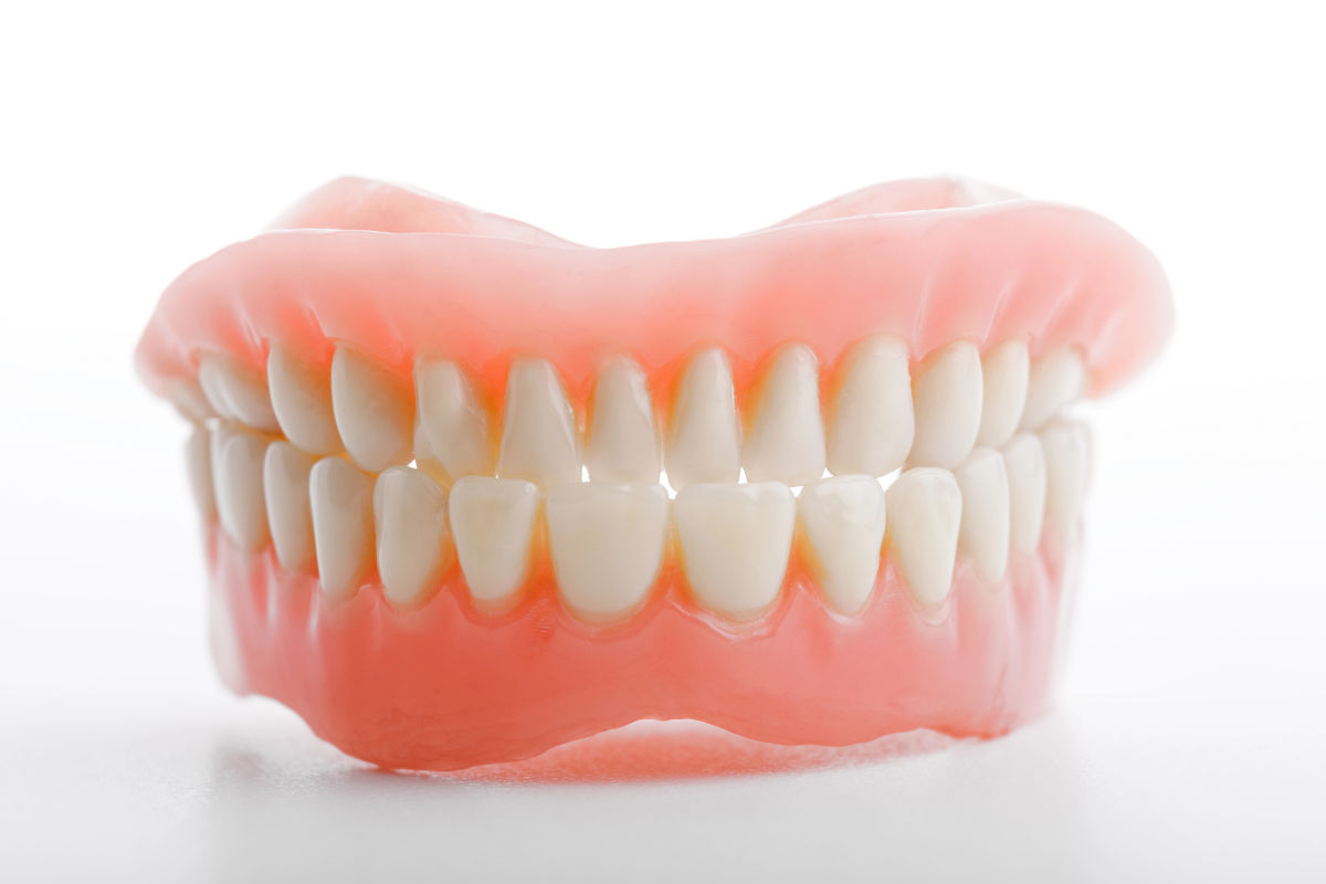 Prothèse Dentaire Complète (Dentier) : Types, Prix et Adaptation